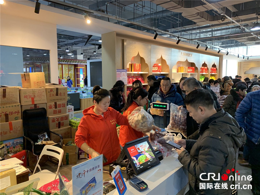 图片默认标题_fororder_北京消费扶贫双创中心新疆馆里结账的顾客排起了长队