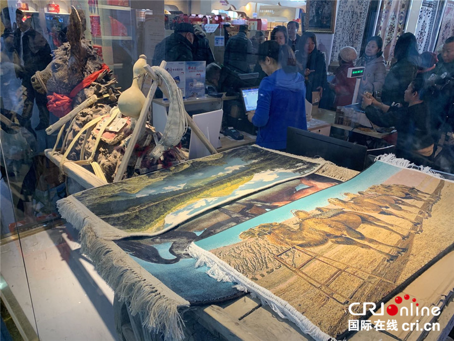 图片默认标题_fororder_北京消费扶贫双创中心新疆馆里展卖的挂毯