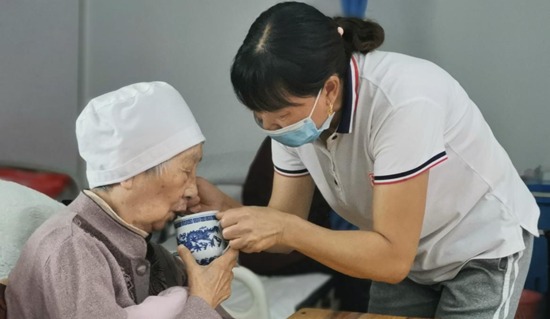 六盘水市社会福利中心护理人员照顾老人_fororder_六盘水市社会福利中心护理人员照顾老人