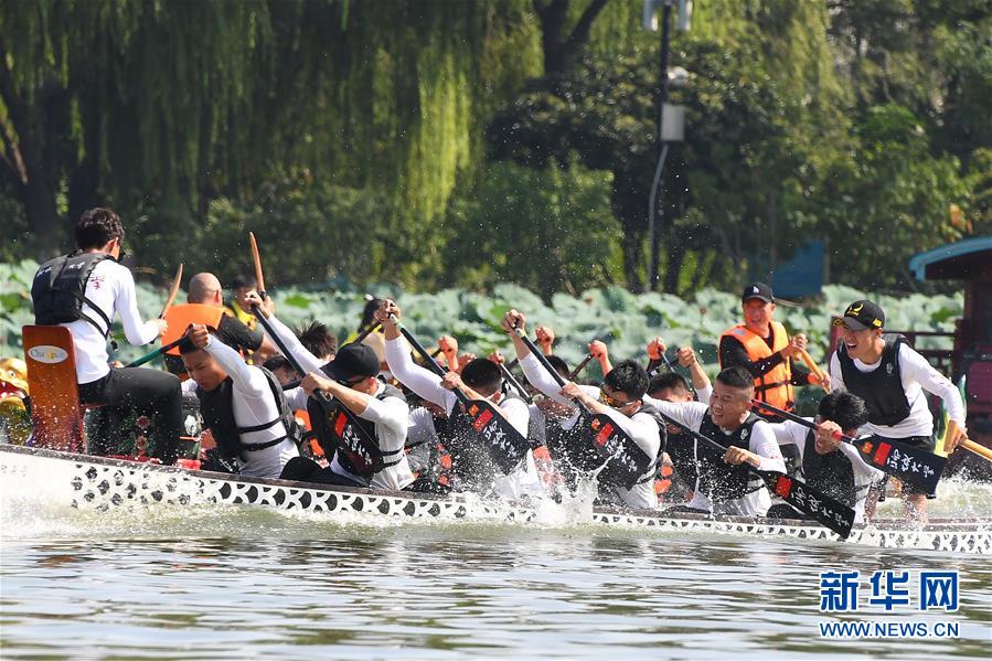 大明湖上赛龙舟