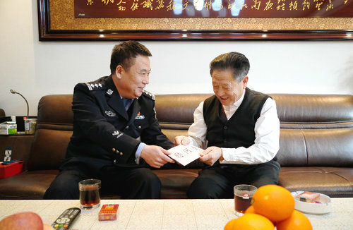 【河南供稿 已删】灵宝市公安局领导走访慰问退休老同志
