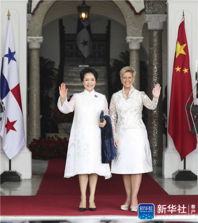 彭丽媛会见巴拿马总统夫人卡斯蒂略并共同出席艾滋病防治公共宣传活动