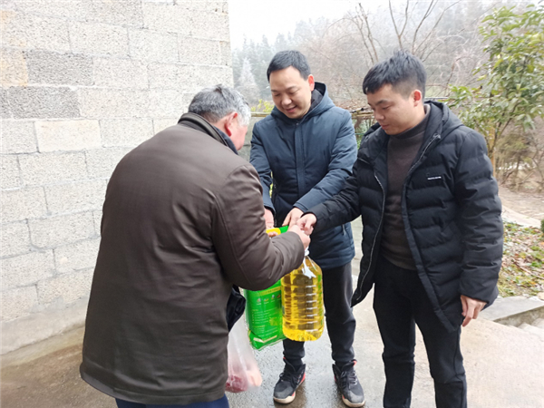 【吴总同意】【重庆】【新春走基层】重庆冷水镇：走村入户送温暖 让贫困户过上幸福年