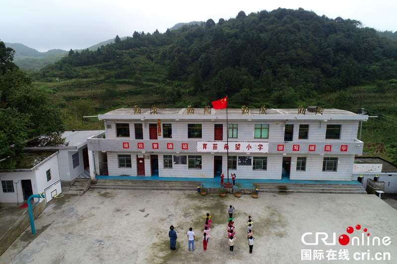 （史开心是贵州频道通讯员）“大山园丁”杨朝俊：三十六载坚守大山育桃李