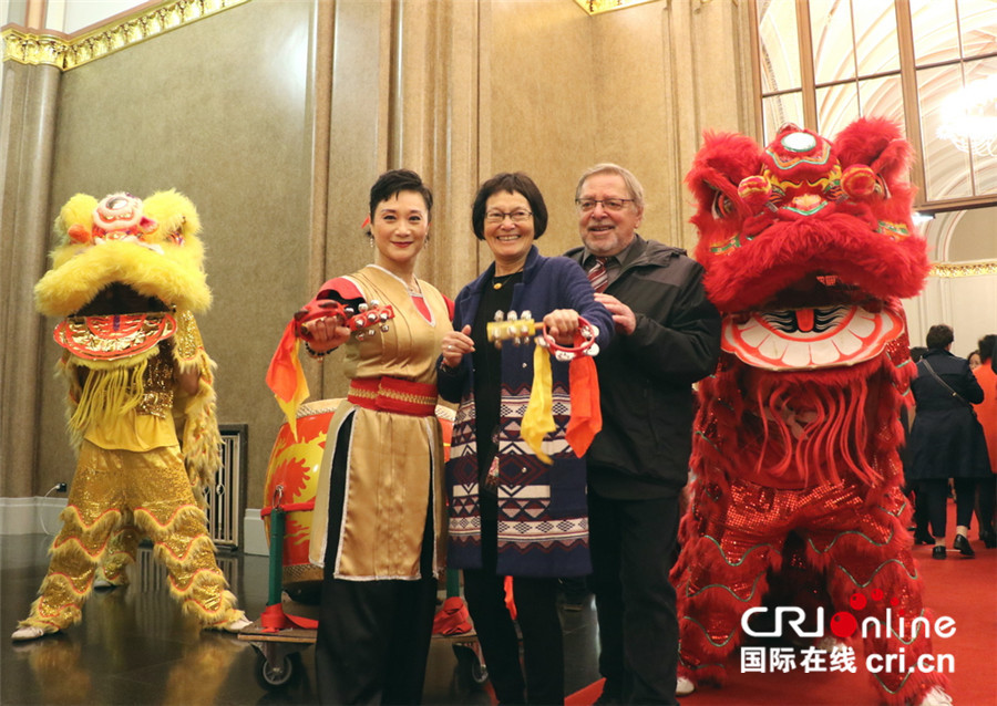 图片默认标题_fororder_9、当地民众同庆新春