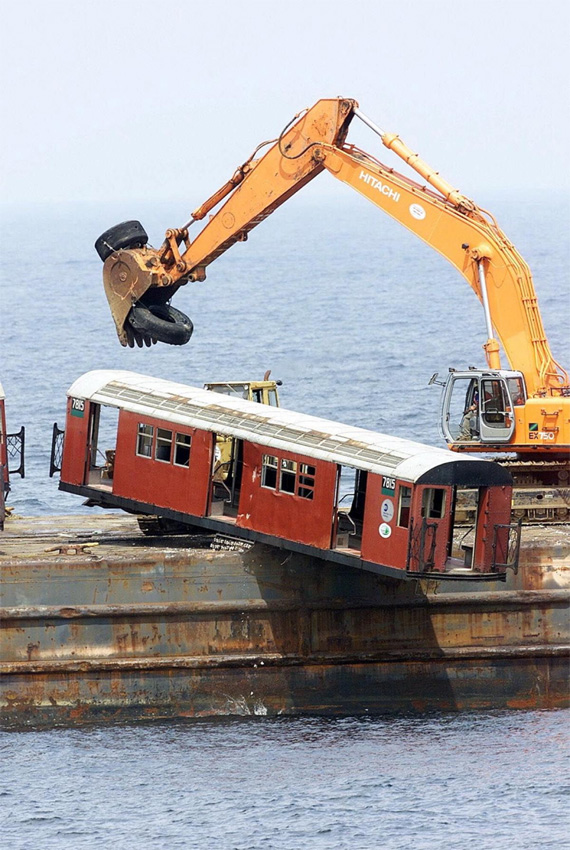 美国地铁列车退役后被扔下海建造人工珊瑚礁