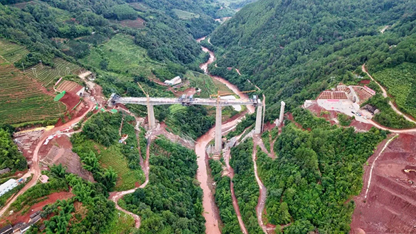 中老铁路玉磨段一日贯通两座隧道 中国铁建施工
