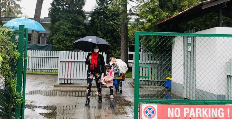 200余学校受疫情影响采取混合教学模式 波兰国民教育部长称不会关闭学校