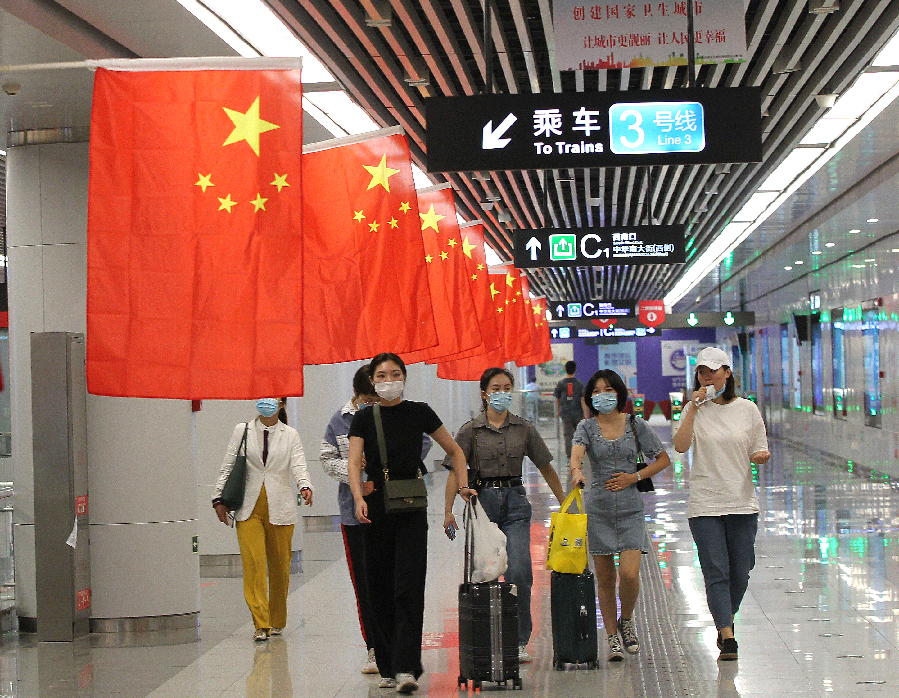 【五星红旗飘起来】500面五星红旗亮相石家庄地铁车站