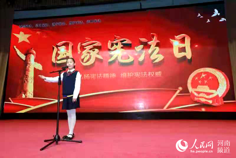 【河南在线】宪法教育从娃娃抓起 河南举行大中小学宪法晨读活动