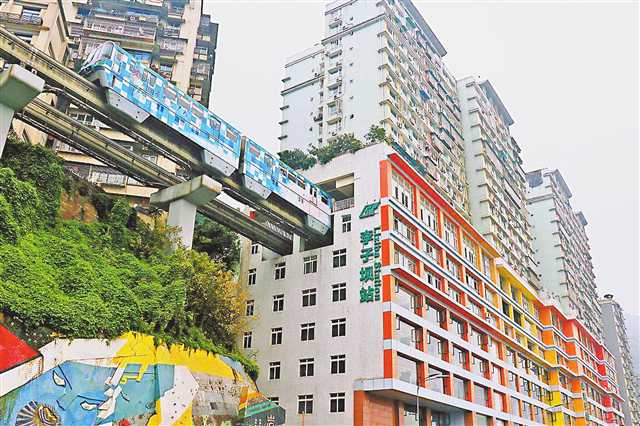 重庆：轨道交通2号线李子坝站换新装