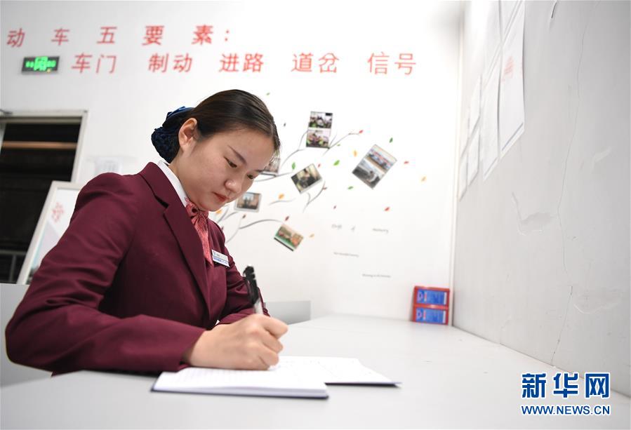 广西南宁：地铁女司机谱写“轨道青春”