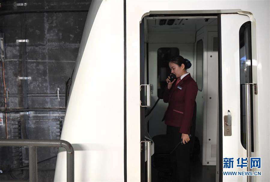 广西南宁：地铁女司机谱写“轨道青春”