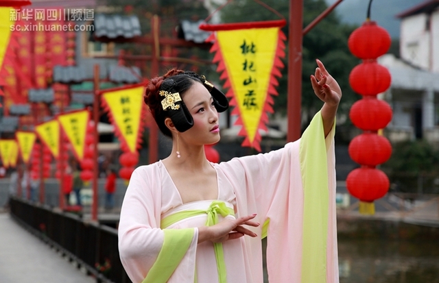 四川村姑扮“武媚娘”亮相农家乐