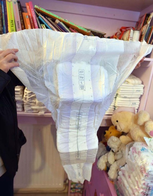 英国现“成人托儿所” 顾客可体验穿尿布喝母乳