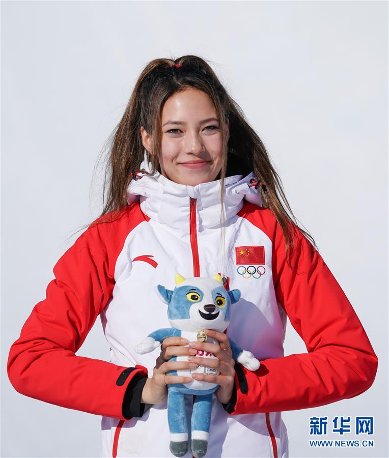 自由式滑雪女子U型场地决赛：中国选手谷爱凌夺冠