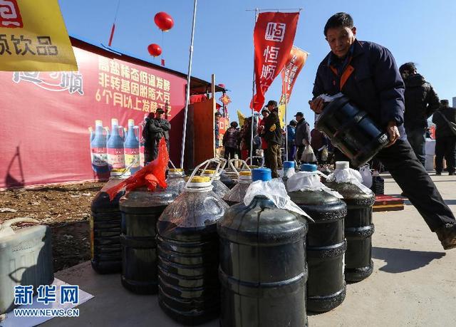 江苏镇江市民春节前排队"打酱油"