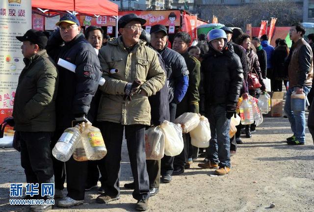 江苏镇江市民春节前排队"打酱油"