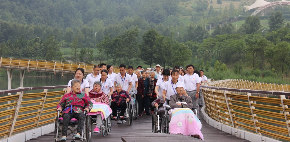 入住六盘水市社会福利中心老人在湿地公园散步._fororder_入住六盘水市社会福利中心老人在湿地公园散步.JPG