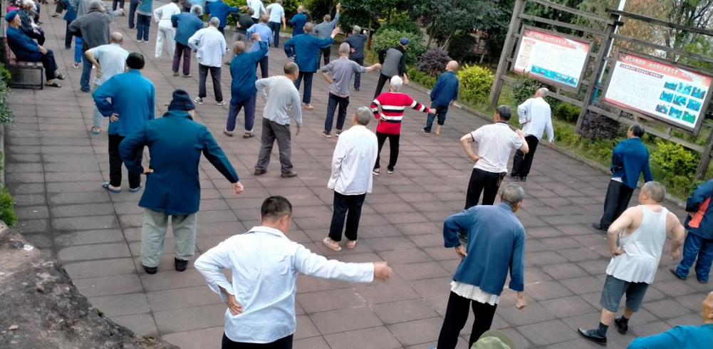 图片默认标题_fororder_习水县土城敬老院老人在院内锻炼身体