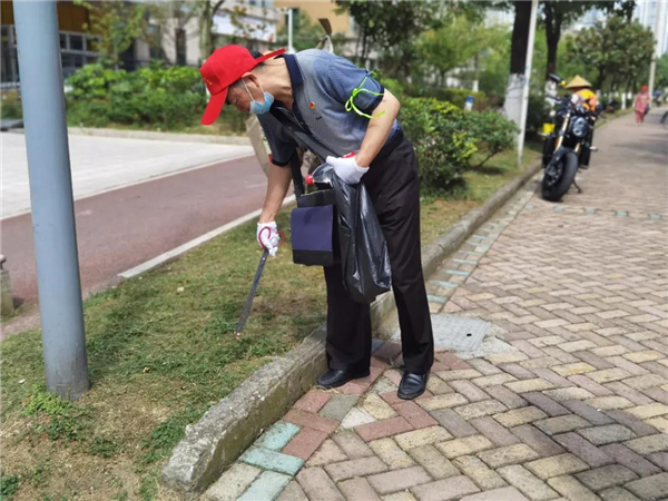 观山湖区世纪城老年大学组织党员志愿者助力文明城市整改攻坚
