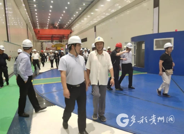 遵义市部分离退休干部前往余庆参观考察