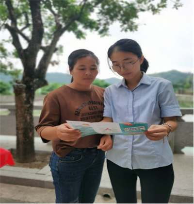 浦发银行福州分行送金融知识下乡 上门教识新版人民币
