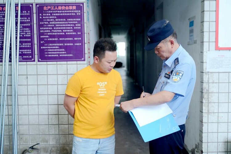 【B】重庆高新区警察李明：扎根基层26年 扮好服务群众的“四种角色”