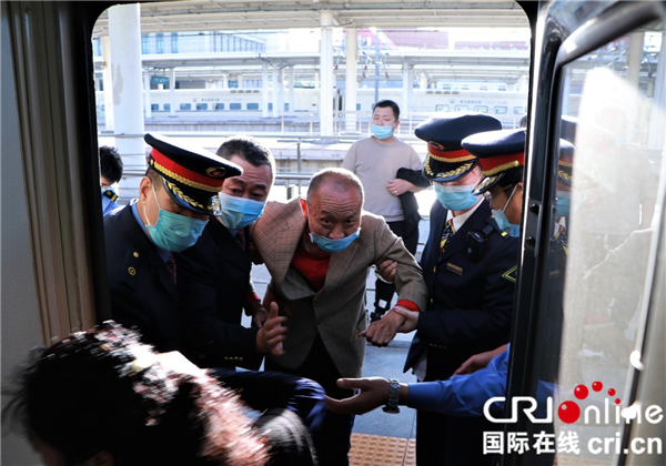口罩遮不住微笑服务 沈铁客运乘务员用眼神传递温暖