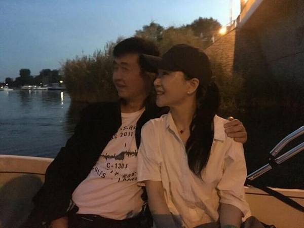 付笛生晒与任静国外恩爱照，网友却开骂了(图)