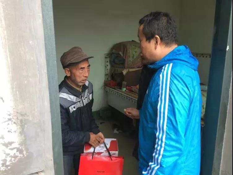 扶贫书记的一天 扶贫要心有大爱 情系民生