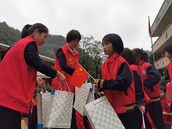 中建四局开展“双节”爱心助学志愿服务活动