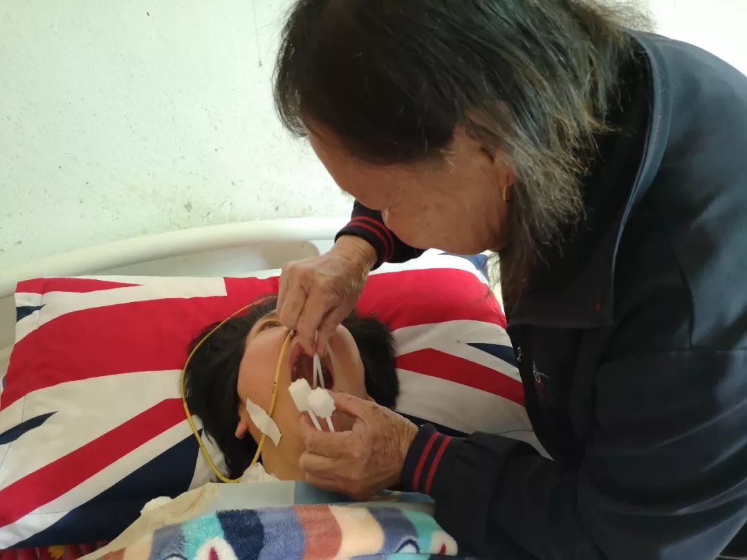 “儿媳妇，你快好起来，我快照顾不动了……”