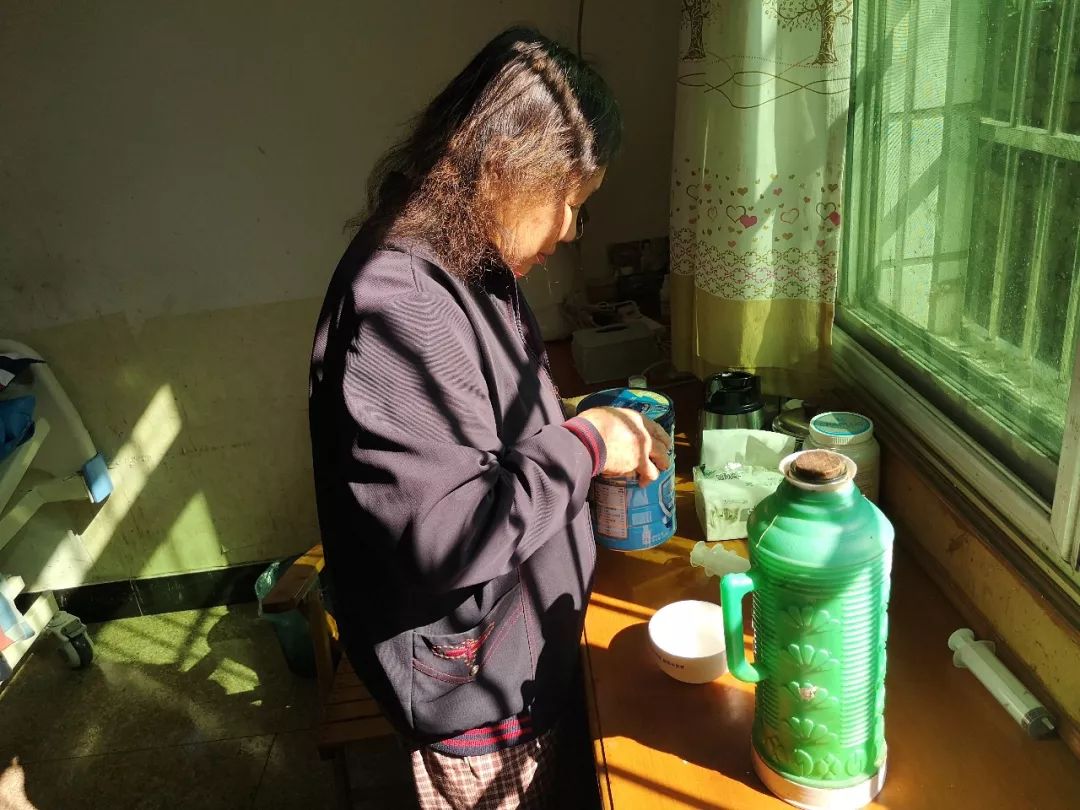 “儿媳妇，你快好起来，我快照顾不动了……”