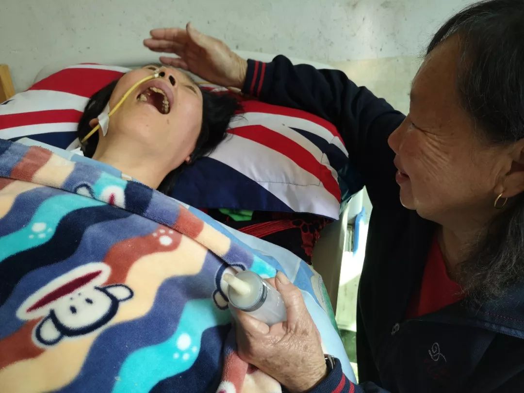 “儿媳妇，你快好起来，我快照顾不动了……”