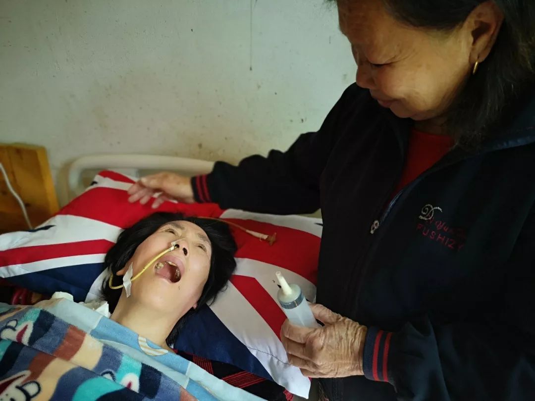 “儿媳妇，你快好起来，我快照顾不动了……”