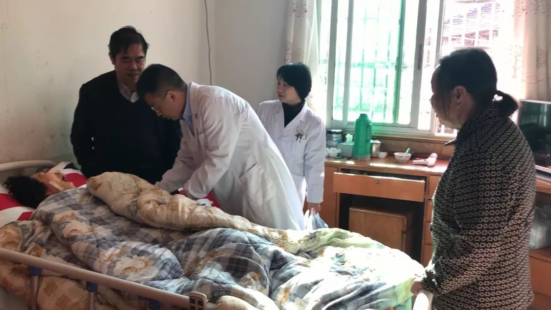 “儿媳妇，你快好起来，我快照顾不动了……”