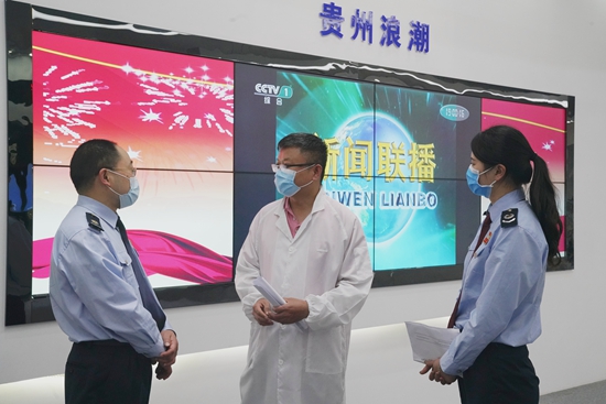 贵州贵安税务：减税降费出实招 企业发展增后劲_fororder_税务干部走访贵州浪潮英信科技有限公司,主动问需问难（张紫韦 摄）.JPG