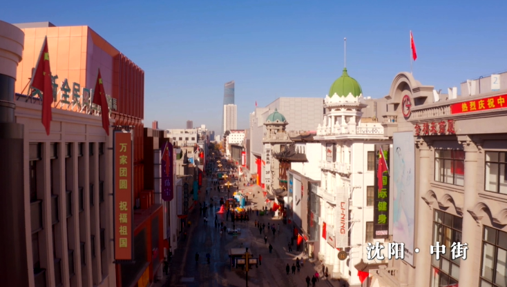 辽宁沈阳中街“快闪”唱响《我的祖国》 向祖国深情告白