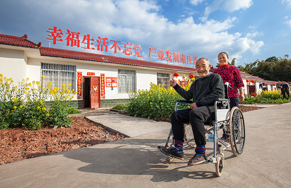 四川省脱贫攻坚奖先进个人雷旭：看到贫困户搬到新家我很有成就感_fororder_微信图片_20201019143116