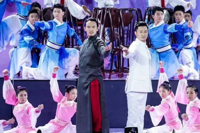 吴京 | 每天跑步8公里、600个卷腹、1000个俯卧撑…每个死磕到底的人都是一匹黑马！
