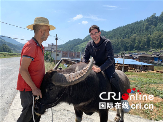 在中国短视频平台打拼的老外：要向世界展示一个充满活力的现代中国_fororder_高佑思在贵州体验农村生活