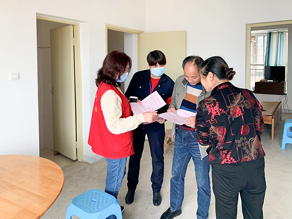 单位包片区 干部包入户 内江经开区着力营造创文浓厚氛围_fororder_工作人员入户宣传