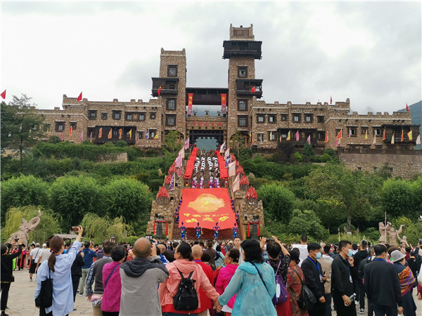 国庆假期旅游双增400% 四大融合加快推进茂县“双创”_fororder_3、国庆期间中国古羌城游客爆满-供图-茂县文体旅局