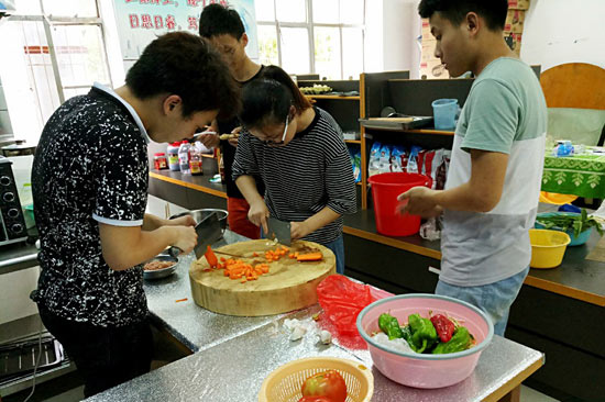 湖北大学一学生开办“共享厨房” 暖心故事不断