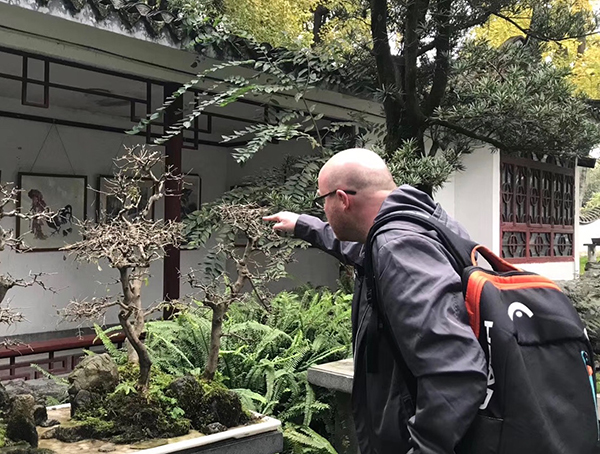 老外在四川⑳｜爱上“川派盆景”的加拿大人查德：希望我的盆景成为成都的一部分_fororder_查德在百花潭公园研究盆景-受访者供图