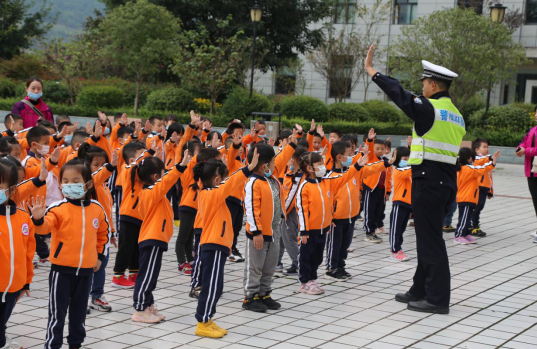 【B】重庆石柱公安：“警营开放日”迎来幼儿园小朋友_fororder_微信图片_20201015115456