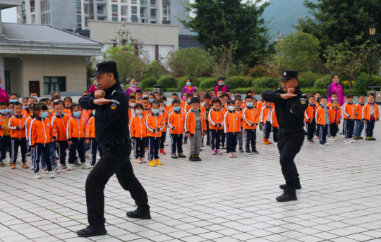 【B】重庆石柱公安：“警营开放日”迎来幼儿园小朋友_fororder_微信图片_20201015115444