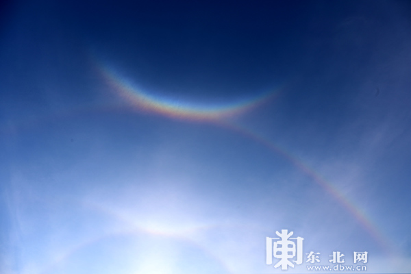 好美！神州北极漠河惊现日晕和“环天顶弧”奇观