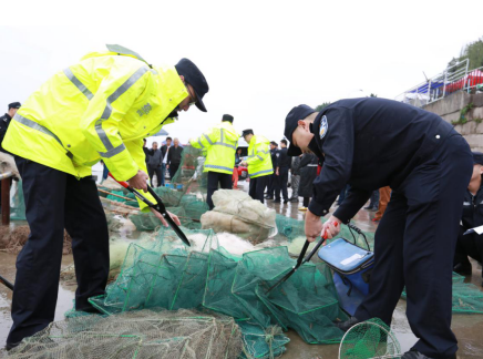 【B】重庆江津警方多措并举严厉打击非法捕捞 集中销毁捕捞器具_fororder_微信图片_20201016143803